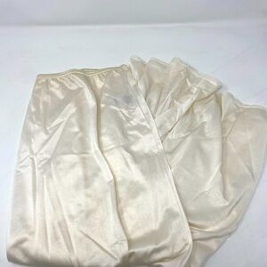 Women’s Vanity Fair Skirt Slip Size Small 30”
